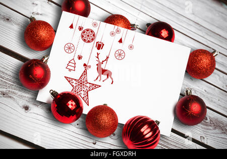 Immagine composita di appendere rosso decorazioni di Natale Foto Stock