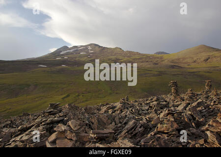Vicino a Cairns Kari Lich sul pendio del monte Aragats, luce della sera, Armenia Foto Stock