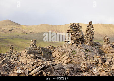 Vicino a Cairns Kari Lich sul pendio del monte Aragats, luce della sera, Armenia Foto Stock