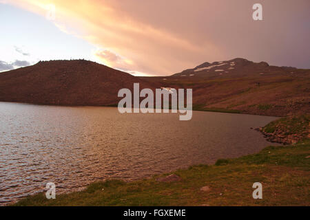 Drammatica del cielo della sera sul lago Kari Lich sul Monte Aragats, Armenia Foto Stock
