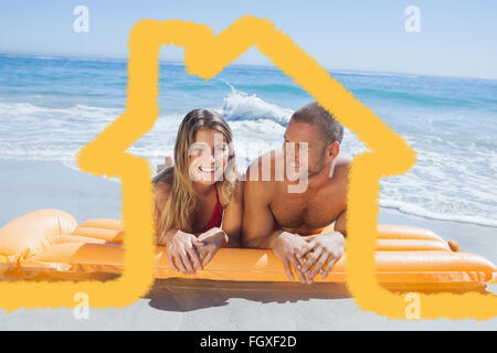 Immagine composita di allegro carino coppia in costume da bagno sdraiato sulla spiaggia Foto Stock