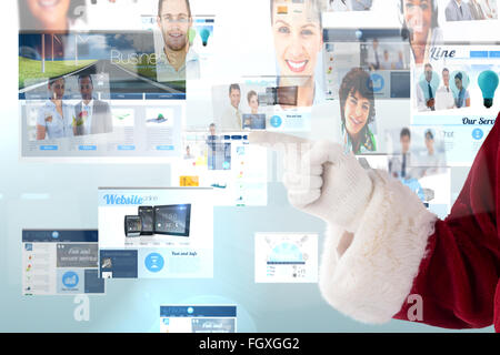 Immagine composita di santa claus punti a qualcosa di Foto Stock