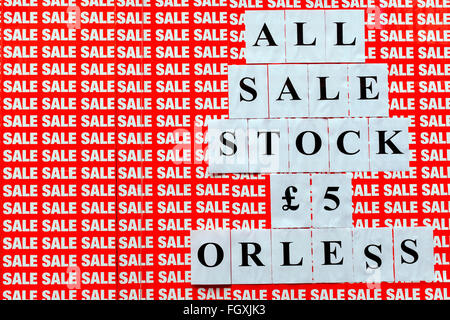 Vendita segni sulla finestra del negozio, Glasgow, Scotland, Regno Unito Foto Stock