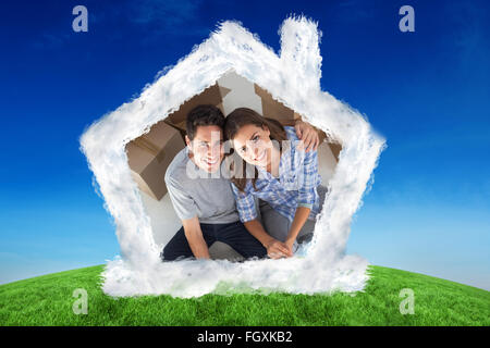 Immagine composita della panoramica di un uomo e di sua moglie azienda casa piani Foto Stock