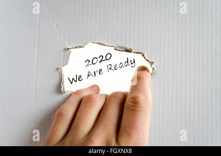 Business man mano che scrive 2020 siamo pronti Foto Stock