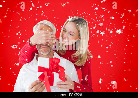 Immagine composita di amare giovane con dono Foto Stock