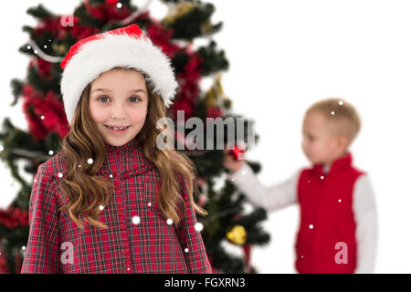 Immagine composita di festosa poco ragazza sorridente in telecamera con ragazzo dietro Foto Stock