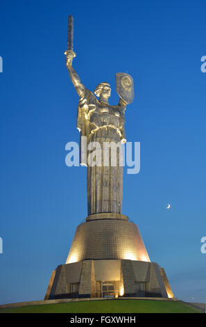 La madrepatria Monumento a Kiev. La scultura del museo di storia dell'Ucraina nella II Guerra Mondiale, Kyiv, capitale della Ukr Foto Stock