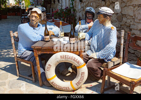 Modelli di marinai seduti al tavolo esterno Kapitanska Sreschta, Casa del Capitano Pavel, ristorante, Nessebar, Bulgaria Foto Stock