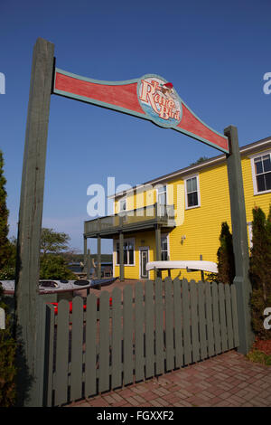 Il gate del raro uccello pub al Guysborough in Nova Scotia, Canada. Il segno si staglia contro un cielo blu. Foto Stock