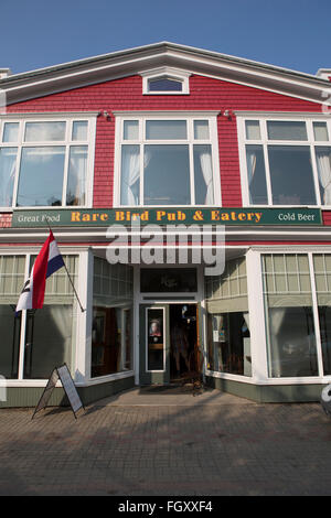 Facciata del raro uccello pub al Guysborough in Nova Scotia, Canada. Il pub si affaccia su di un lago. Foto Stock