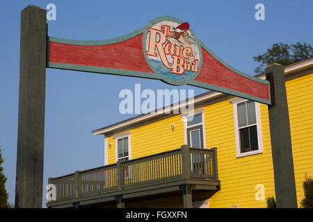 Segno per il raro uccello pub al Guysborough in Nova Scotia, Canada. Il pub si affaccia su di un lago. Foto Stock