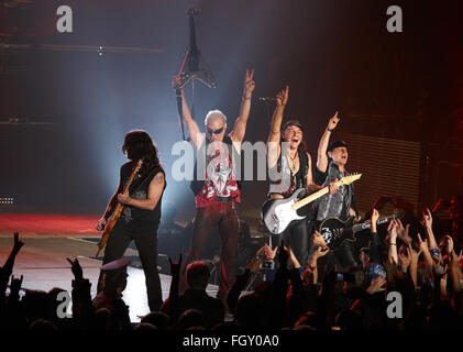 DNIPROPETROVSK, Ucraina - 31 ottobre 2012: Membri della hard rock band Scorpions salutare i fan sul palco Foto Stock