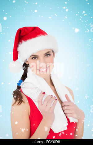 Immagine composita di festosa montare brunette sorridente in telecamera Foto Stock