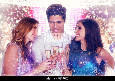 Immagine composita di amici bevendo champagne Foto Stock