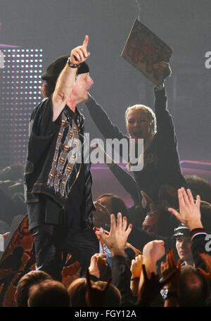 DNIPROPETROVSK, Ucraina - 31 ottobre 2012: Klaus Meine saluta i fan sul palco durante la finale di Sting Tour 2012 in concerto Foto Stock