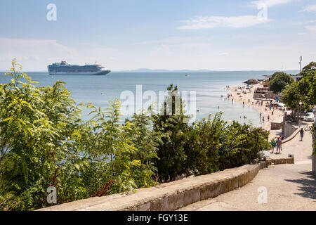 Emerald Princess nave da crociera e spiaggia, Nessebar, Bulgaria Foto Stock