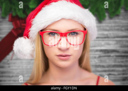 Immagine composita di festosa bionda indossando occhiali tanga Foto Stock