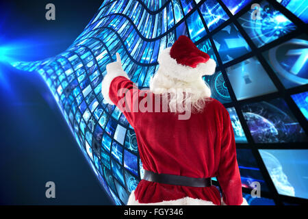 Immagine composita di santa claus punti a qualcosa di Foto Stock