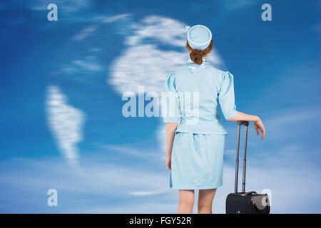 Immagine composita della graziosa hostess appoggiata sulla valigia Foto Stock
