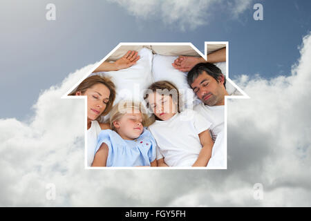 Immagine composita di amorevole famiglia dormire insieme Foto Stock