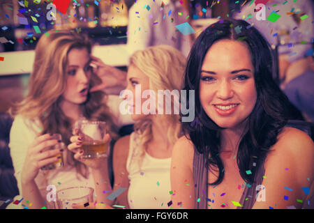 Immagine composita di pretty amici bevendo un drink insieme Foto Stock