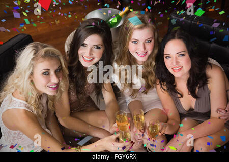 Immagine composita di pretty amici bevendo un drink insieme Foto Stock