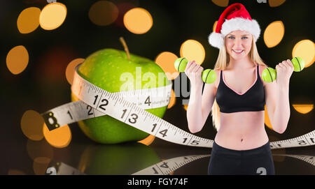 Immagine composita di festosa montare bionda sorridente in telecamera Foto Stock