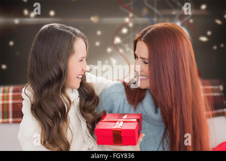 Immagine composita della madre e figlia con dono Foto Stock