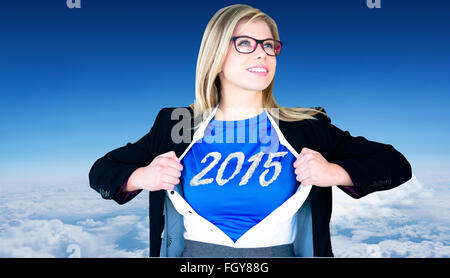 Immagine composita di imprenditrice aprendo la sua camicia stile di supereroi Foto Stock
