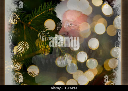 Immagine composita di santa claus facendo segno tranquilla Foto Stock