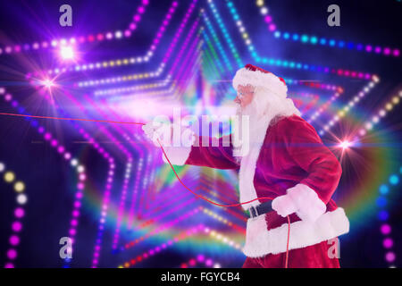 Immagine composita di santa tira qualcosa con una corda Foto Stock