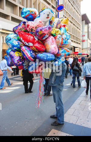 Mazzetto colorato palloncino elio fornitore venditore street Foto Stock