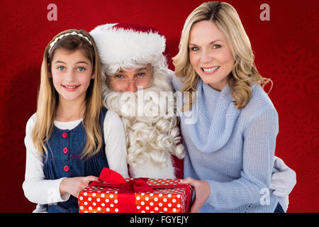 Donna elegante sorridente di 50 anni, donna matura con nastro regalo a  sorpresa, regalo di natale in mano, rossetto rosso e festa della sera Foto  stock - Alamy