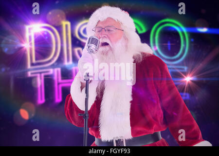 Immagine composita di santa claus sta cantando canzoni di natale Foto Stock