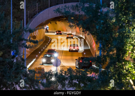 Tunnel Autostradale al crepuscolo Foto Stock