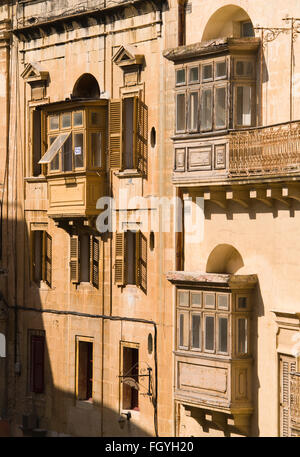 Balcone tradizionale di La Valletta, la capitale di Malta Foto Stock