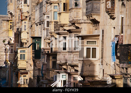 Balcone tradizionale di La Valletta, la capitale di Malta Foto Stock