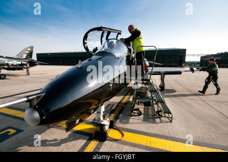 Un falco jet trainer azionato dalla Royal Navy essendo preparato per un corso di formazione di volo da RNAS Yeovilton. Foto Stock