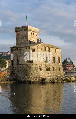L' antico castello di Rapallo, costruita sul mar ligure. Foto Stock