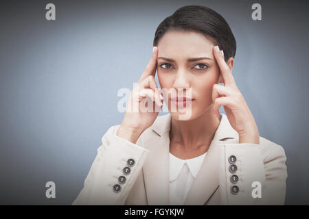 Immagine composita della giovane imprenditrice di mettere le mani sui suoi templi Foto Stock