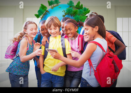 Immagine composita di graziosi gli studenti usando il telefono cellulare Foto Stock