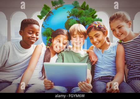 Immagine composita di bambini felici con tavoletta digitale presso il park Foto Stock