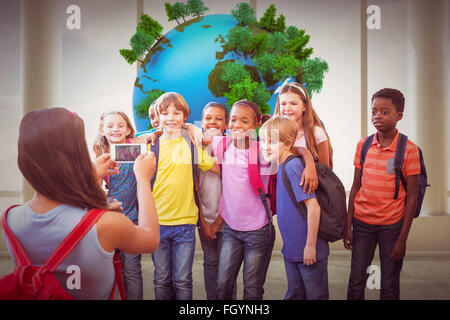 Immagine composita di graziosi gli studenti usando il telefono cellulare Foto Stock
