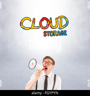 Immagine composita di geeky imprenditore urlando attraverso il megafono Foto Stock