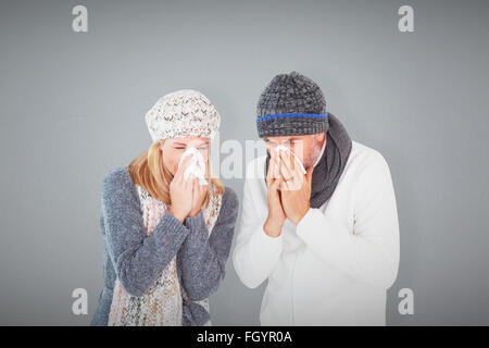 Immagine composita della giovane starnuti nel tessuto Foto Stock