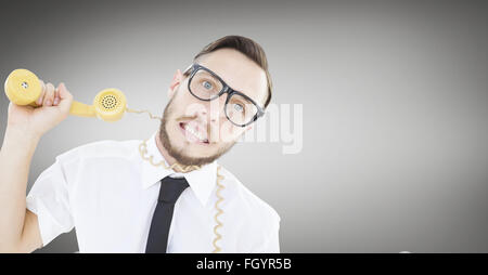 Immagine composita di geeky imprenditore strozzate dal cavo telefonico Foto Stock