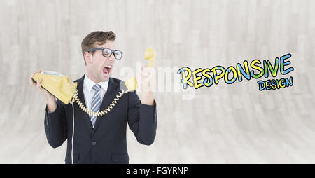 Immagine composita di geeky imprenditore urlando al telefono Foto Stock