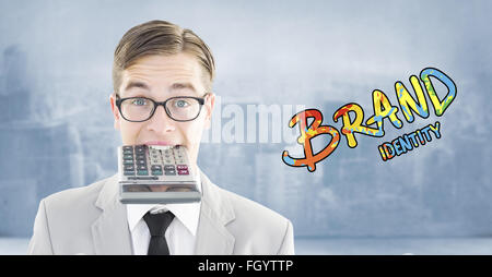 Immagine composita di geeky sorridente imprenditore calcolatrice pungente Foto Stock
