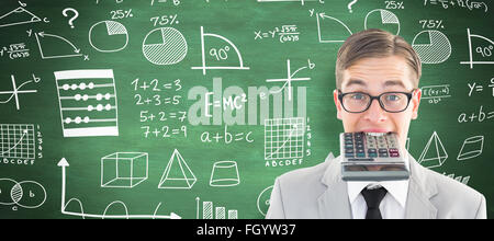 Immagine composita di geeky sorridente imprenditore calcolatrice pungente Foto Stock